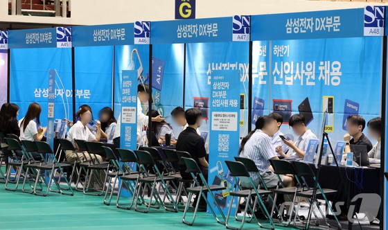 서울 관악구 서울대학교에서 열린 2025 하반기 서울대학교 채용박람회에서 학생들이 취업상담을 받고 있다.