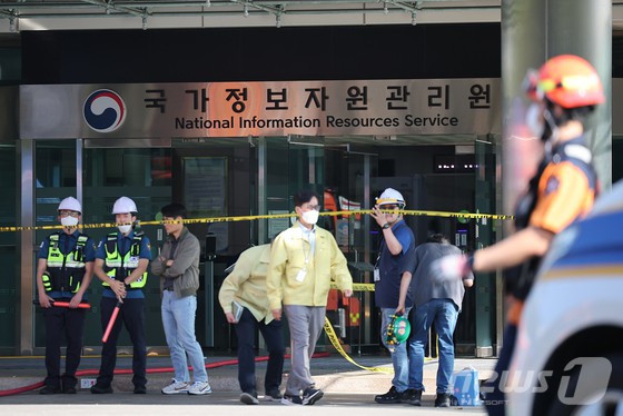 27일 오전 대전 유성구 국가정보자원관리원 화재현장에서 소방당국 관계자들이 이동하고 있다. 전산 자원을 통합 관리하는 행정안전부 산하 국가정보자원관리원에서 지난 26일 오후 배터리 교체 작업 중 화재가 발생, 정부 온라인 서비스 70개가 마비됐다.