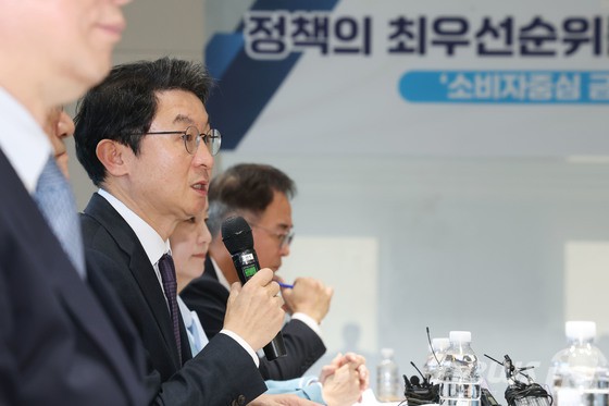 이억원 금융위원장이 15일 오전 서울 중구 서민금융진흥원에서 열린 소비자중심 금융 대전환을 위한 현장 간담회에서 발언하고 있다.