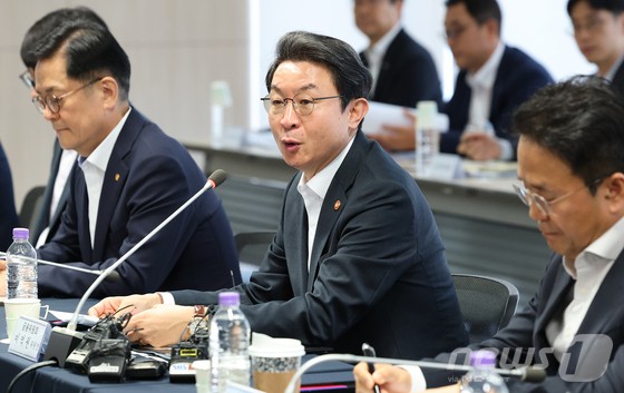 이억원 금융위원장이 16일 오전 서울 종로구 손해보험협회에서 열린 보험사 CEO 간담회에서 모두발언을 하고 있다.이날 간담회에서는 할인율 현실화 및 듀레이션 규제 도입 방안, 저출산 지원 3종세트 운영방안 등이 논의됐다.