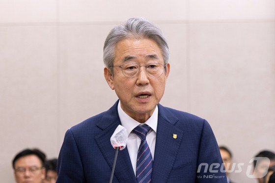 강호동 농협중앙회장이 24일 서울 여의도 국회에서 열린 농림축산식품해양수산위원회 농업협동조합중앙회 등에 대한 국정감사에 출석해 업무보고하고 있다.