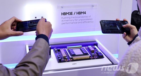 지난 22일 서울 강남구 코엑스에서 열린 제27회 반도체 대전(SEDEX 2025)을 찾은 관람객이 삼성전자 부스에서 HBM4를 둘러보고 있다.