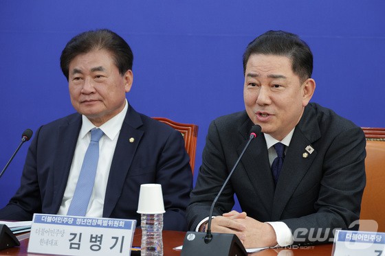 김병기 더불어민주당 원내대표가 3일 서울 여의도 국회에서 열린 회복과 성장을 위한 정년연장특별위원회 제1차 본위원회의에서 발언하고 있다.