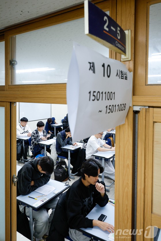2026학년도 대학수학능력시험일인 13일 오전 서울 종로구 경복고등학교에 마련된 고사장에서 수험생들이 시험 시작을 준비하고 있다.