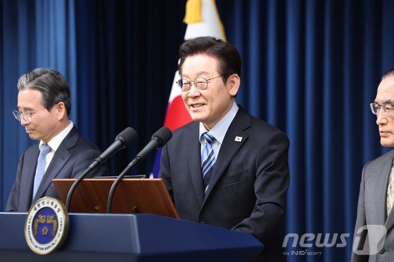 이재명 대통령이 14일 서울 용산 대통령실 청사에서 한·미 팩트시트 타결 관련 발표 후 질문에 답하고 있다.