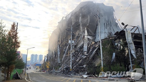 이랜드 물류창고 화재 이틀 째인 16일 충남 천안 동남구 이랜드패션 물류센터 창고 북측이 화마를 견디지 못하고 무너져 있다. 소방당국은 대응1단계를 유지한 채 화재 진압을 이어가고 있다.